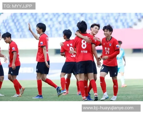 足球明星首秀闪耀赛场精彩进球引发球迷热烈欢呼与期待